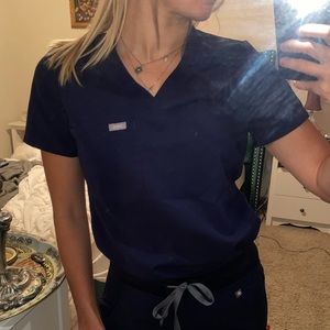 FIGS Catarina One-Pocket Scrub Top is size XS